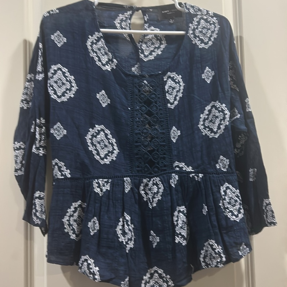 Romeo + Juliet Couture peplum lace detailing front w/ruffle scooped hem size S